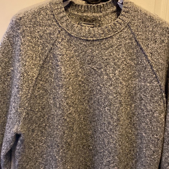 Abercrombie grey raglan sweater in a cotton blend that’s very soft - Picture 3 of 5